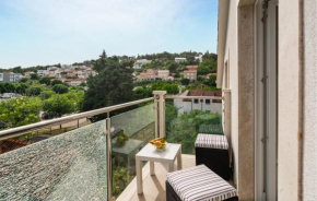Gorgeous Apartment In Sutivan With Kitchen